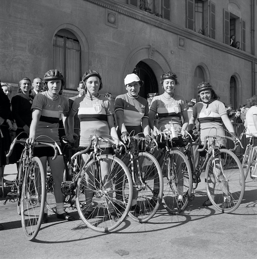     Frauenradrennen in Genf, 1950  Seit den 1950er-Jahren gibt es offizielle Frauenradrennen, die erste Tour de Suisse Women startet erst 2021.  © Schweizerisches Nationalmuseum    